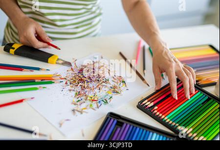 Nahaufnahme Einer Frau, die Bleistifte spitzt Stockfoto