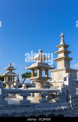 Steinpagode im Haedong Yonggungsa Tempel, Korea Stockfoto