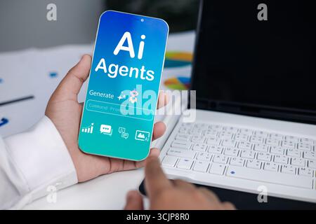 Handheld-Smartphone mit KI-Agents-Schnittstelle, symbolisiert KI-Assistenten, Automatisierung und maschinelles Lernen in modernen mobilen T-Geräten Stockfoto
