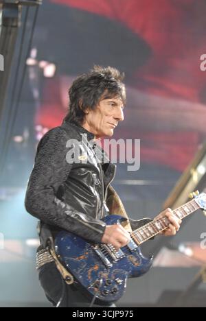 Ronnie Wood of the Rolling Stones tritt am 27. August 2006 im Don Valley Stadium in Sheffield live vor einem Publikum auf Stockfoto