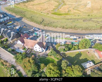 Aus der Vogelperspektive der Yachten, die in der schiefen Marina sittingbourne kent vertäut sind Stockfoto