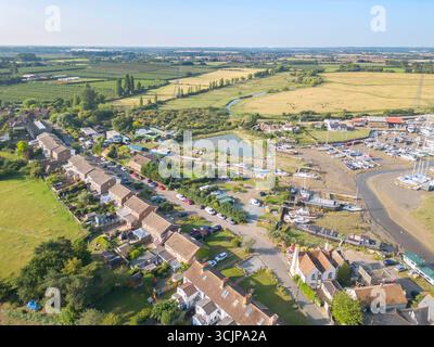 Aus der Vogelperspektive der Yachten, die in der schiefen Marina sittingbourne kent vertäut sind Stockfoto