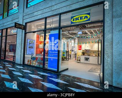 IKEA-Planungsstudio in den Münster Arkaden. Schwerpunkt des Ikea-Planungsstudios liegt auf der individuellen Konfiguration von Küchen. Münster, Nordrhein-Westfalen, DEU, Deutschland, 08.09.2025 *** Ikea Planungsbüro in den Münster Arkaden der Schwerpunkt des Ikea Planungsbüros liegt auf der individuellen Konfiguration von Küchen Münster, Nordrhein-Westfalen, DEU, Deutschland, 08 09 2025 Stockfoto