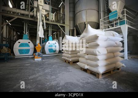 Mehlsäcke auf einem Bild des Mühlenbestands. Hochwertige Fotos Stockfoto