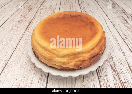 Käsekuchen und sonst nichts: Kein Obst, keine Saucen, keine Dekoration - Frischkäse pur Stockfoto