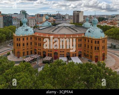 Rotes Backsteingebäude der Stierkampfarena Campo Pequeno. Lissabon, Portugal Stockfoto