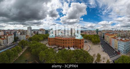 Rotes Backsteingebäude der Stierkampfarena Campo Pequeno. Lissabon, Portugal Stockfoto