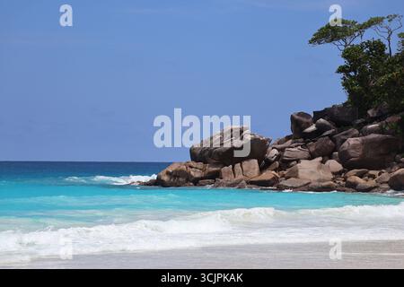 Ein Stück Paradies: Der ikonische Strand von Praslin auf den Seychellen Stockfoto