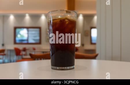 Ein erfrischendes Glas Eiskaffee auf einem Holztisch Stockfoto