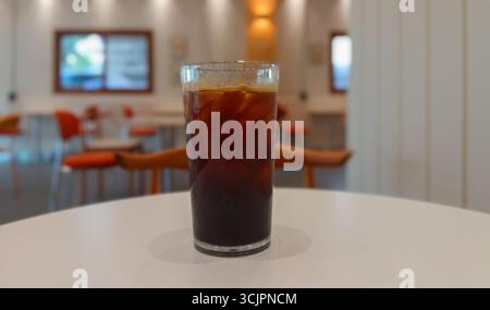 Ein erfrischendes Glas Eiskaffee auf einem Holztisch Stockfoto