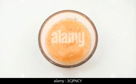 Ein erfrischendes Glas Eissaft auf einem Holztisch Stockfoto