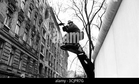 WIM WENDERS in WINGS OF DESIRE (1987) -Originaltitel: DER HIMMEL UBER BERLIN-, Regie: WIM WENDERS. Titel: WESTDEUTSCHER RUNDFUNK / Album Stockfoto