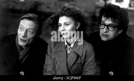 WIM WENDERS, HENRI ALEKAN und SOLVEIG DOMMARTIN in WINGS OF DESIRE (1987) -Originaltitel: DER HIMMEL UBER BERLIN-, Regie: WIM WENDERS. Titel: WESTDEUTSCHER RUNDFUNK / Album Stockfoto