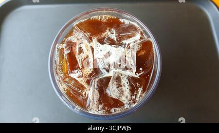 Ein erfrischendes Glas Eiskaffee auf einem Tisch Stockfoto