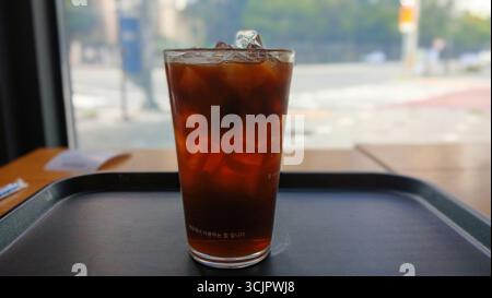 Ein erfrischendes Glas Eiskaffee auf einem Tisch Stockfoto