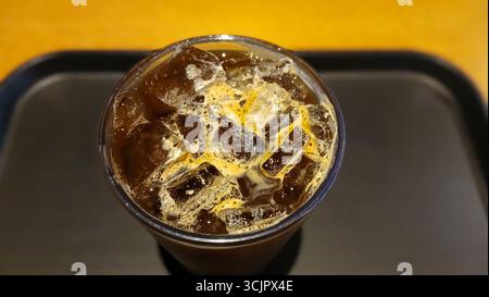 Ein erfrischendes Glas Eiskaffee auf einem Holztisch Stockfoto