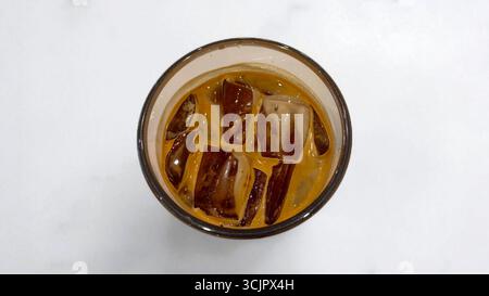 Ein erfrischendes Glas Eiskaffee auf einem Holztisch Stockfoto