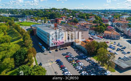 Aus der Vogelperspektive das Wandgemälde „der Weise alte Mann“ in Kaunas in Litauen, einem der Baltischen Staaten Stockfoto