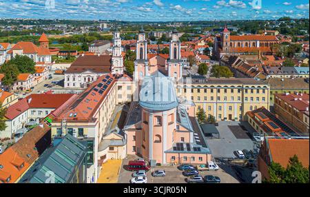 Aus der Vogelperspektive der Kirche St. Franziskus Xavier in Kaunas in Litauen, einem der Baltischen Staaten Stockfoto