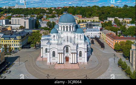 Aus der Vogelperspektive der Kirche St. Michael des Erzengels alias Garnisonkirche in Kaunas in Litauen - russisch-orthodoxe Kirche im neobyzantinischen Stil Stockfoto