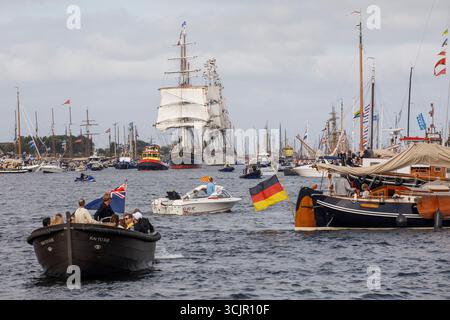 Sail-in-Parade des Sail Amsterdam, 20. August 2025, Niederlande. Die Sail Amsterdam ist ein großes Schiff und historische Schiffe, die sich in Amsterdam treffen Stockfoto