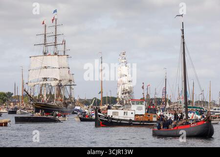Sail-in-Parade der Sail Amsterdam, 20. August 2025, hinterließ den Dreimasten-Clipper Stad Amsterdam, Niederlande. Die Sail Amsterdam ist ein großes Schiff Stockfoto