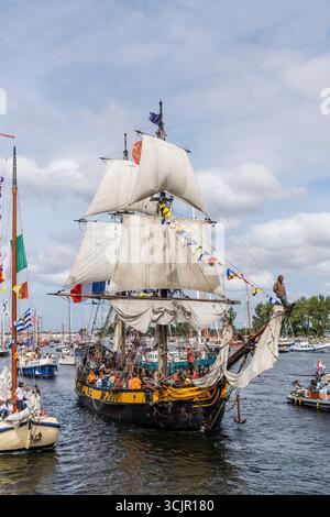 Segel-in-Parade der Sail Amsterdam, 20. August 2025, die zweimastige Brig Le Phoenix, gebaut 1929 in den Niederlanden. Die Sail Amsterdam ist ein großes Schiff A Stockfoto
