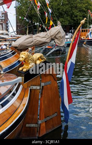 goldener Löwe auf einem Ruderblatt eines hölzernen Segelbootes, der während Sail Amsterdam, 21. August 2025, Niederlande, im Hafen von Ij vertäut war. Die Segel Amsterda Stockfoto