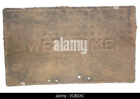 Abgenutzte Gummi-Türmatte isolierter weißer Hintergrund, holprige Textur geprägtes Wort willkommen, schmutzig und gut verwendet mit ausgefranster oder gerissener Kante, Wohnhaus Stockfoto