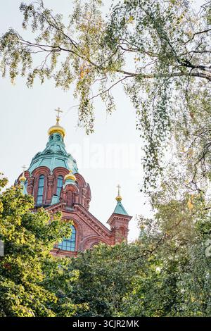 Die Uspenski-Kathedrale (Uspenskin katedraali) befindet sich auf der Halbinsel Katajanokka mit Blick auf die Altstadt von Helsinki, Finnland Stockfoto