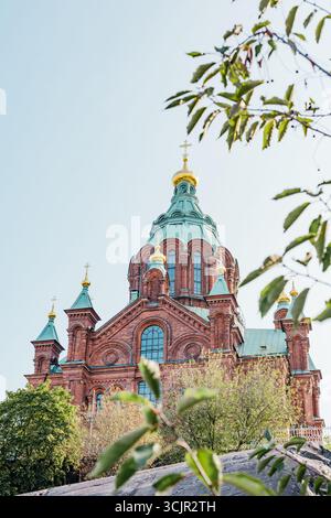 Die Uspenski-Kathedrale (Uspenskin katedraali) befindet sich auf der Halbinsel Katajanokka mit Blick auf die Altstadt von Helsinki, Finnland Stockfoto