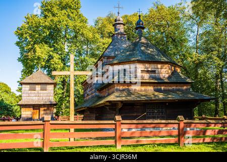 Wunderschöne alte orthodoxe Holzkirche im Dorf Gorajec, Region Subkarpaten, Polen Stockfoto