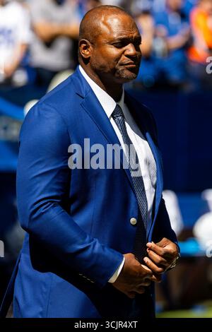 Indianapolis, Indiana, USA. September 2025. Der ehemalige Spieler der Indianapolis Colts Dwight Freeney während der Jim Irsay Colts Ring of Honor Feier zur Halbzeit der NFL Spiel Action gegen die Miami Dolphins im Lucas Oil Stadium in Indianapolis, Indiana. John Mersits/CSM/Alamy Live News Stockfoto