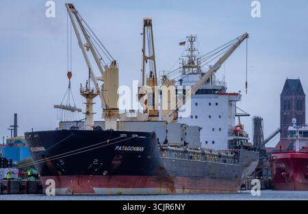 Wismar, Deutschland. August 2025. Das Frachtschiff Patagonman liegt im Hafen von Wismar. Quelle: Jens Büttner/dpa/Alamy Live News Stockfoto