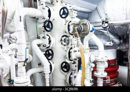 Ventilsystem mit Rohren im Maschinenraum am Behälter. Stockfoto