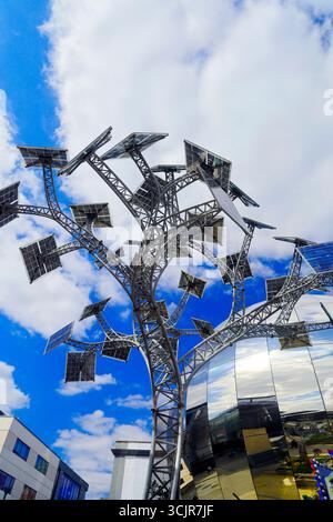 The Energy Tree von John Packer, mehrere Solarpaneele mit kostenlosen Ladestationen, Millennium Square, Bristol. Stockfoto
