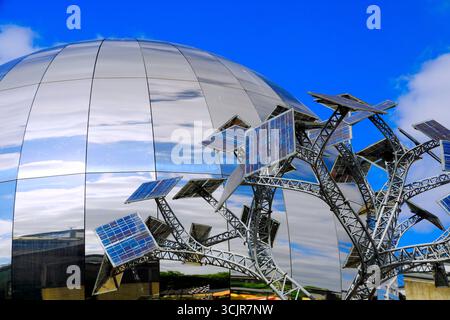 The Energy Tree von John Packer, mehrere Solarpaneele mit kostenlosen Ladestationen, Millennium Square, Bristol. Stockfoto