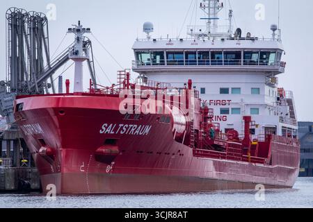Wismar, Deutschland. August 2025. Der 129 Meter lange Chemikalientanker Saltstraum liegt im Seehafen Wismar. Quelle: Jens Büttner/dpa/Alamy Live News Stockfoto