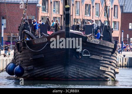 Wismar, Deutschland. August 2025. Das nachgebildete Zahnrad „Wisemara“ liegt im Stadthafen. Quelle: Jens Büttner/dpa/Alamy Live News Stockfoto