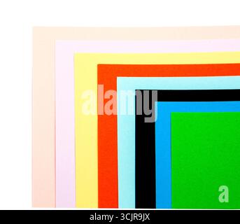 Mehrfarbiges Papier auf weißem Hintergrund Draufsicht. Stockfoto