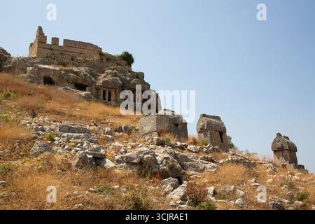 Sarcophagai, 4. Jahrhundert v. Chr. - 3. Jahrhundert n. Chr., Felsengräber (Hintergrund), Tlos, antike Lykische Stadt, Provinz Mugla, Türkei Stockfoto