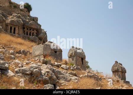 Sarcophagai, 4. Jahrhundert v. Chr. - 3. Jahrhundert n. Chr., Felsengräber (Hintergrund), Tlos, antike Lykische Stadt, Provinz Mugla, Türkei Stockfoto
