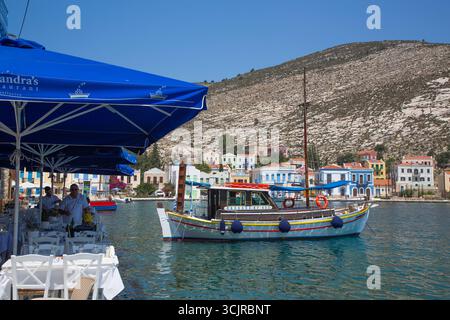 Fischerboot, Restaurant (links), Hafen, Megisti Bay, Kastellorizo, Dodekanesische Inseln, Griechenland Stockfoto
