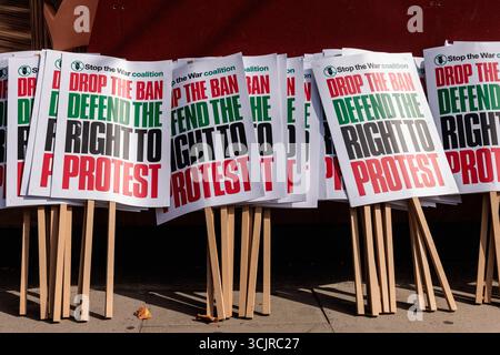 London, Großbritannien. September 2025. Stop the war Coalition Plakate sind vor dem 30. Nationalmarsch für Palästina seit dem 7. Oktober 2023 abgebildet. Der Protest wurde von einer Koalition pro-palästinensischer Gruppen organisiert, um die britische Regierung aufzufordern, den Waffenverkauf an Israel einzustellen und viel stärkere Maßnahmen gegen Israel zu ergreifen, um zu versuchen, das Töten und den Hunger in Gaza zu stoppen. Quelle: Mark Kerrison/Alamy Live News Stockfoto