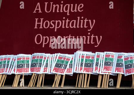 London, Großbritannien. September 2025. Stop the war Coalition Plakate sind vor dem 30. Nationalmarsch für Palästina seit dem 7. Oktober 2023 abgebildet. Der Protest wurde von einer Koalition pro-palästinensischer Gruppen organisiert, um die britische Regierung aufzufordern, den Waffenverkauf an Israel einzustellen und viel stärkere Maßnahmen gegen Israel zu ergreifen, um zu versuchen, das Töten und den Hunger in Gaza zu stoppen. Quelle: Mark Kerrison/Alamy Live News Stockfoto