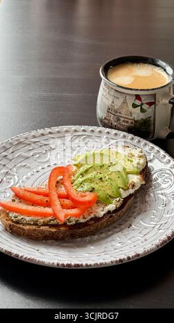 Hausgemachter Joghurt Labneh Käse Dip mit Olivenöl Stockfoto