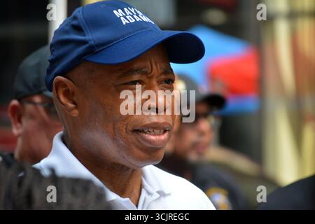 New Yorker Bürgermeister Eric Adams marschiert bei der jährlichen Labor Day Parade in Midtown Manhattan. Stockfoto