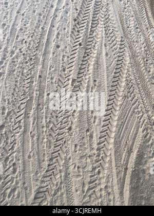 Blick von oben auf die Spuren im Sand Stockfoto
