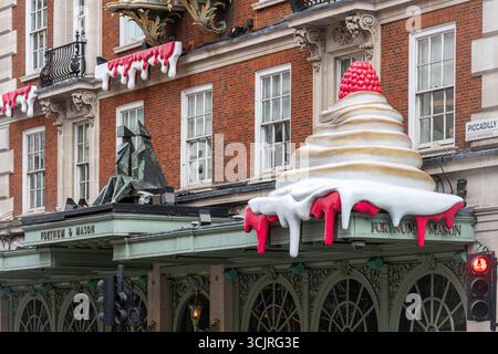 Riesige Eiskegel-Kunstwerke oder Skulpturen vor Fortnum & Mason, einem exklusiven Kaufhaus in Piccadilly, London, England, Großbritannien, Sommer 2025 Stockfoto