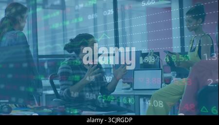 Über Daten diskutieren, grüner karierter Hemd Mann, der Gesten beim Gespräch im offenen Büro mit Desktop-Monitoren macht Stockfoto